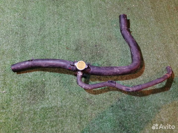 Заливная горловина радиатора 1350A015с патрубками