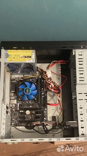 Компьютер с клавиатурой и мышкой