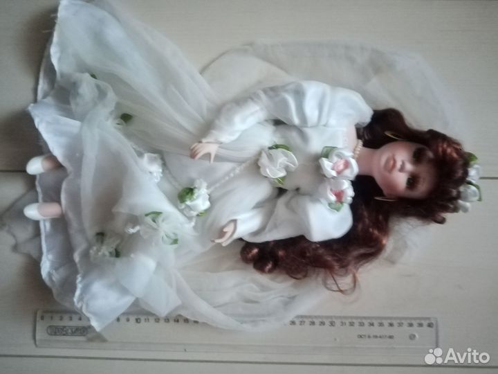 Кукла фарфоровая