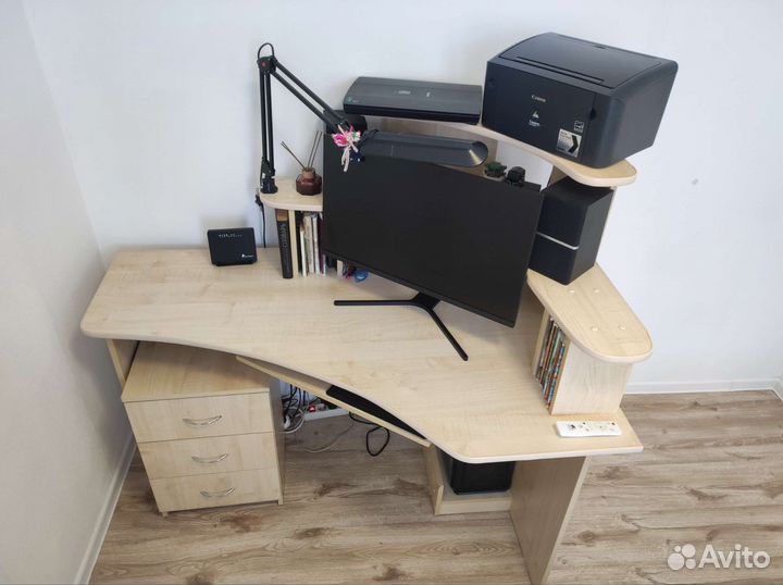 Компьютерный стол вместе с тумбой