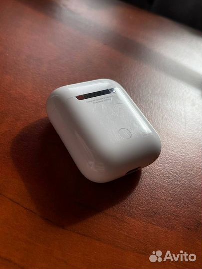 Беспроводные наушники Apple AirPods в зарядном фут