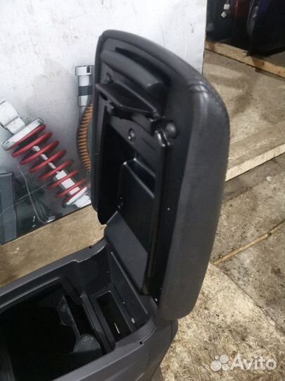 Подлокотник Ford Focus 3 хетчбек 1.6 pnda 2012