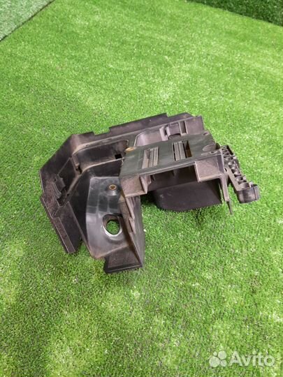 Кронштейн блока предохранителей фольксваген гольф