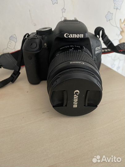 Зеркальный фотоаппарат EOS600D