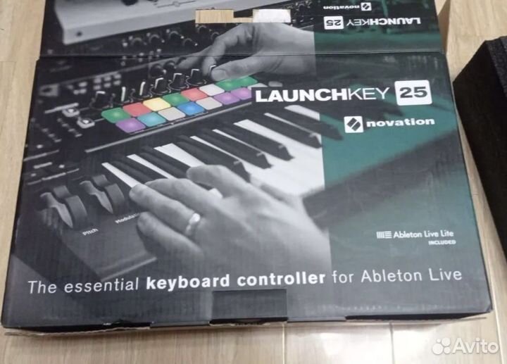 Миди-клавиатура novation LaunchKey MK3
