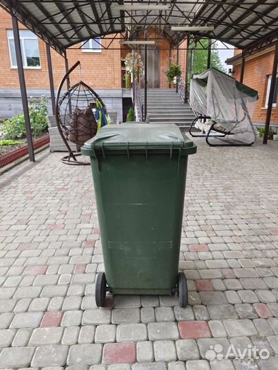 Мусорный бак на 240 литров