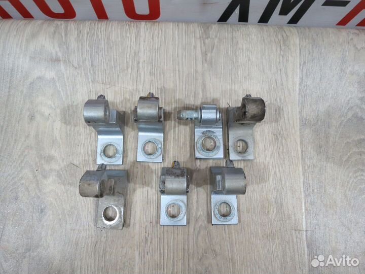 Петля двери Skoda Octavia A7