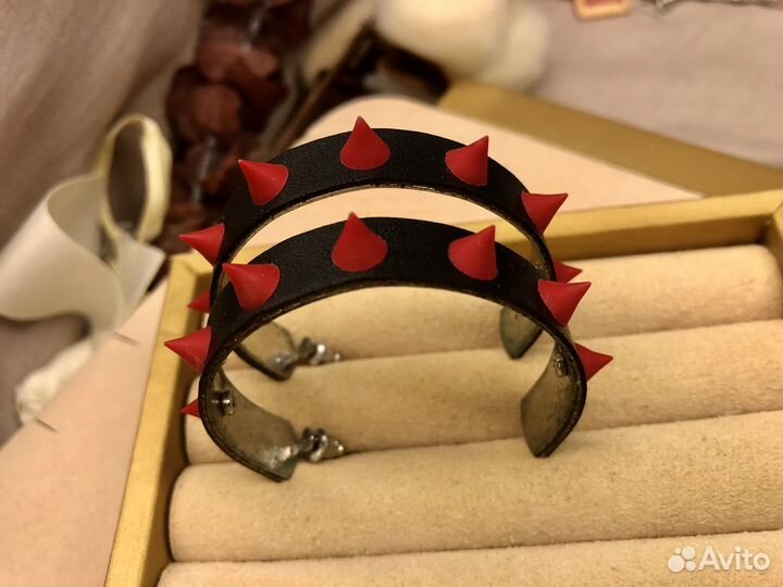 Черные крупные серьги с красными шипами