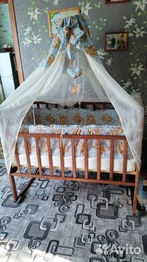 Детская кроватка с матрасом и бортиками