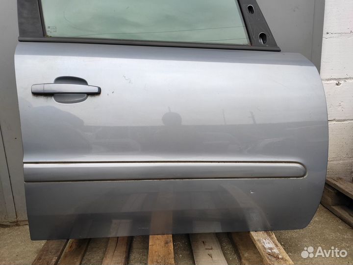 Дверь передняя правая на Opel Zafria B Z163