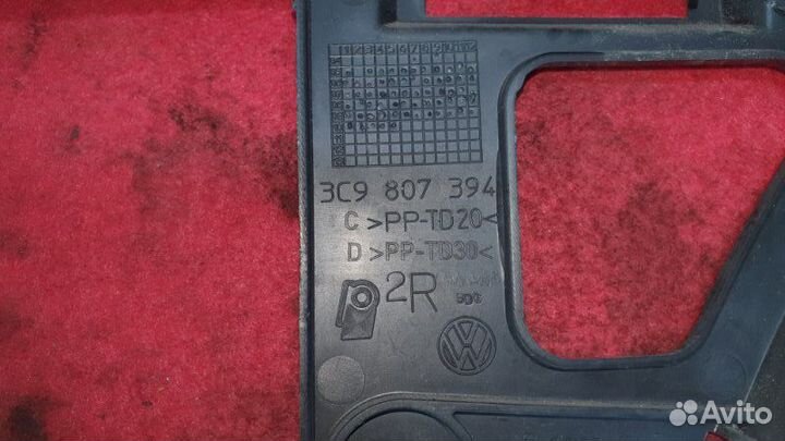 Крепление бампера заднее правое Volkswagen Passat