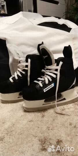 Продам коньки хоккейные р.35 (как новые)