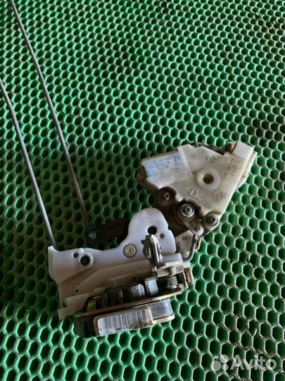 Замок двери задний правый Nissan Almera N16 QG15DE