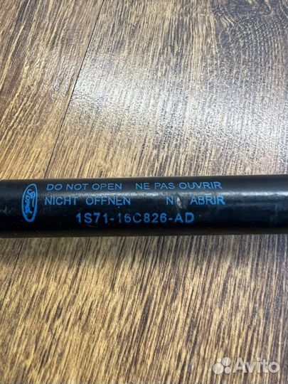 Амортизатор капота передний Ford Mondeo III 2.0