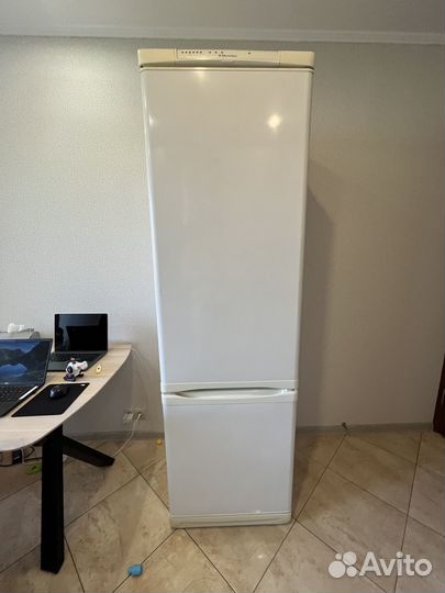Холодильник Electrolux 200 см