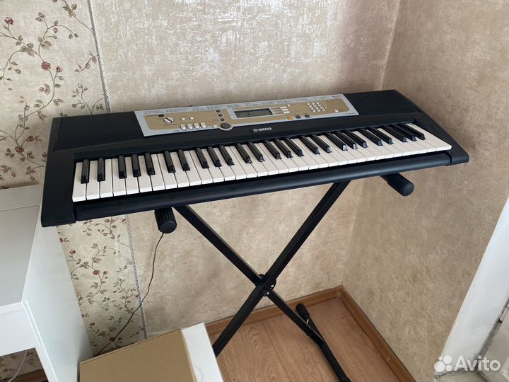 Синтезатор Yamaha psr r200