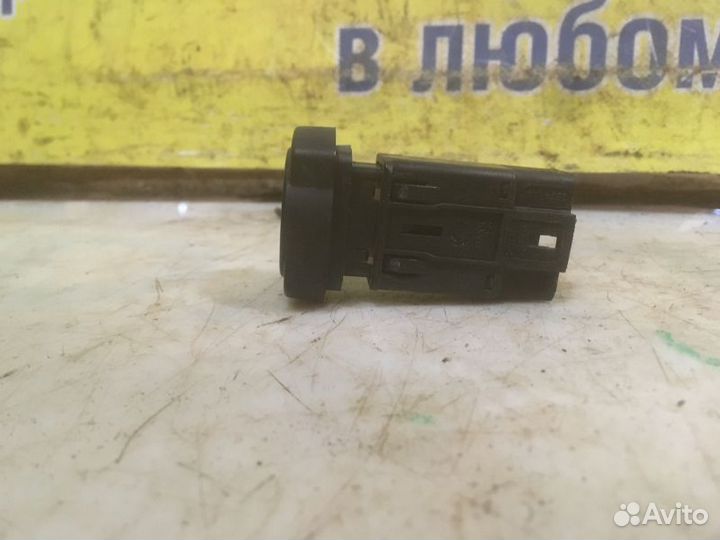 Кнопка аварийной сигнализации Renault Sandero