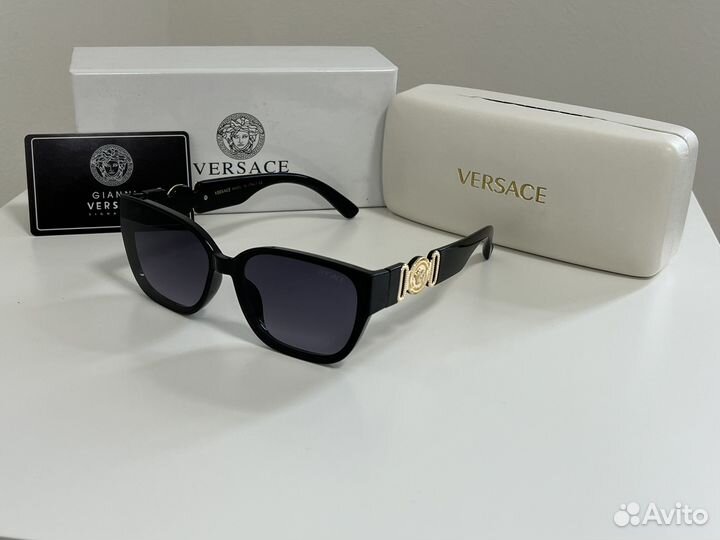 Солнцезащитные очки versace