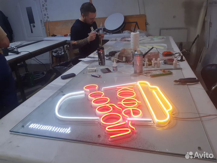 Неоновая вывеска кофе