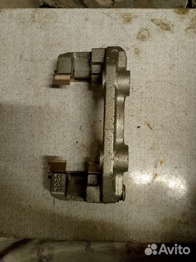 Скоба суппорта Шевроле Ланос с направляющими