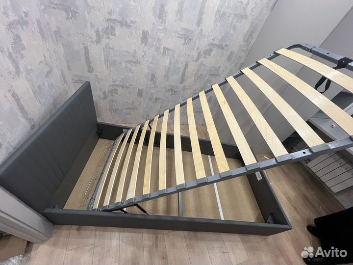 Кровать односпальная с подъемным механизмом