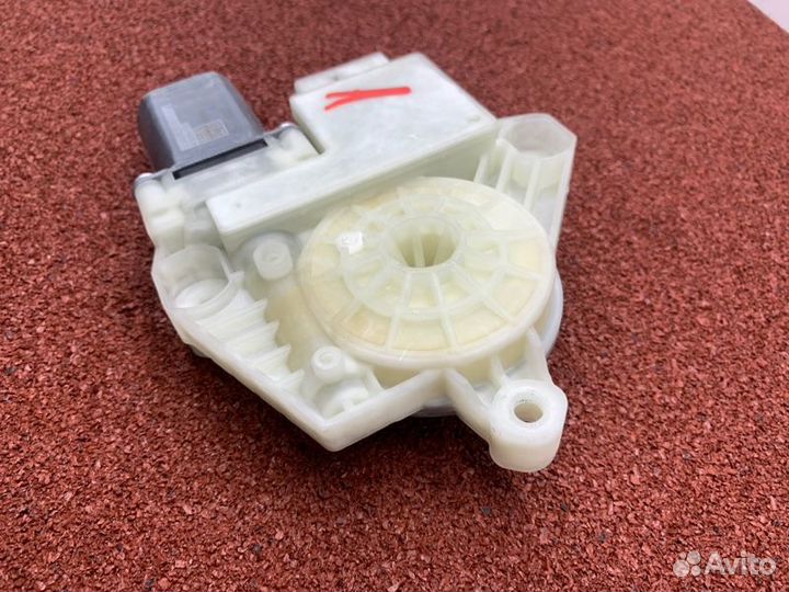 Моторчик стеклоподъемника задний левый Skoda Rapid