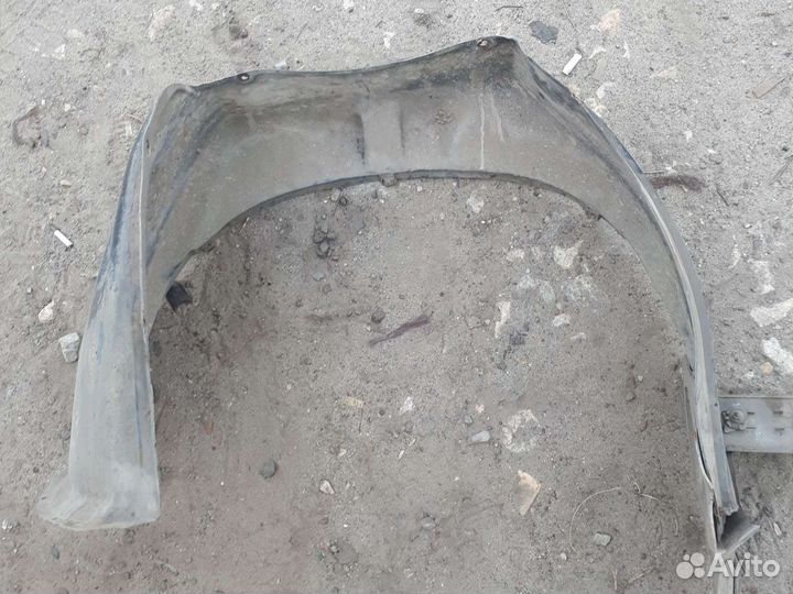 Правый передний подкрылок ауди 100 с3
