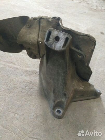 Кронштейн двигателя передний правый Volkswagen