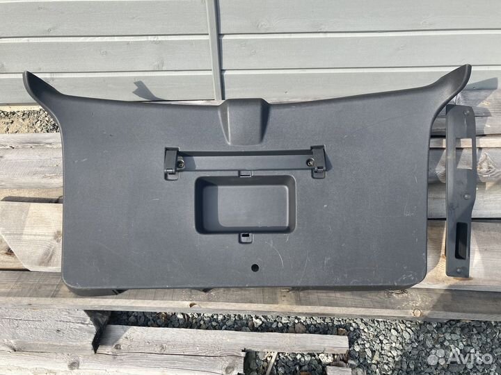 Обшивка двери багажника Opel Zafira B 1.8