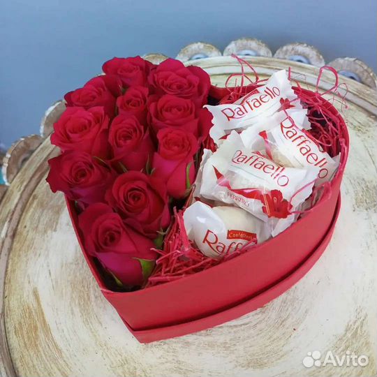 Сердце из роз с конфетами
