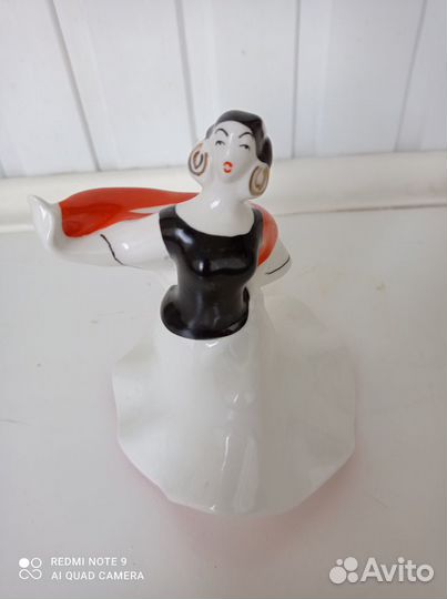 Фарфороые статуэтки