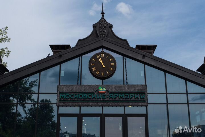 Уличные фасадные часы. Часы на столбе