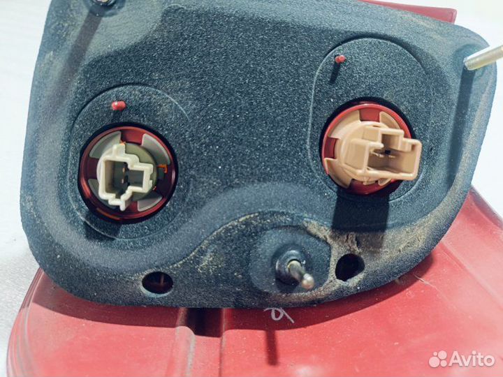 Фонарь задний левый Toyota Vista Ardeo ZZV50 1zzfe