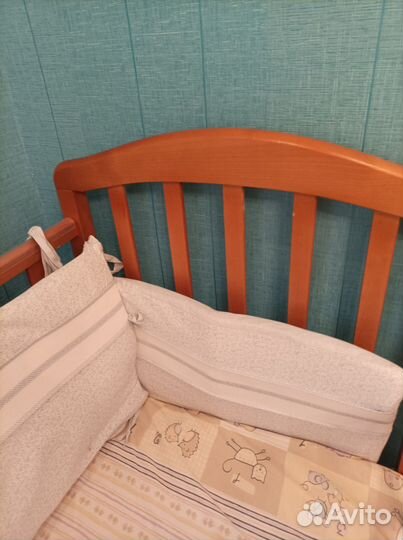 Детская кроватка с маятником