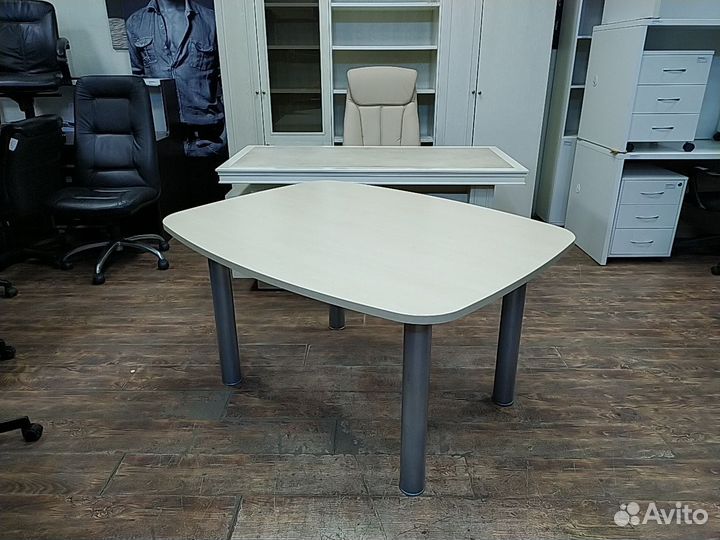 Стол для переговоров б/у 140х110х75 02180-клн
