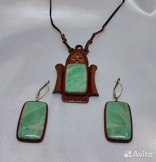 Серьги,кулон с нефритом жадеитом в коже
