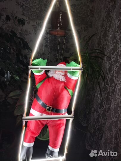 Дед мороз на лестнице, на окно