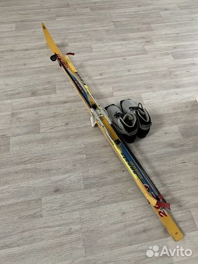 Беговые лыжи деревянные с палками и ботинки 41 р