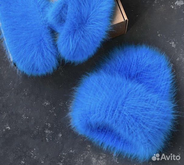 Вязаный комплект шапка и варежки из ангоры