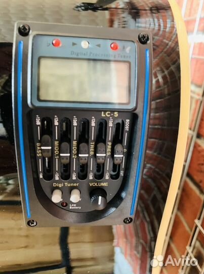 Электроакустическая гитара + аксессуар