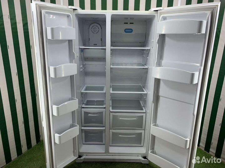 Холодильник белый двухдверный Daewoo