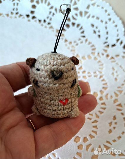 Капибара брелок вязаный с шапочкой и рюкзачком