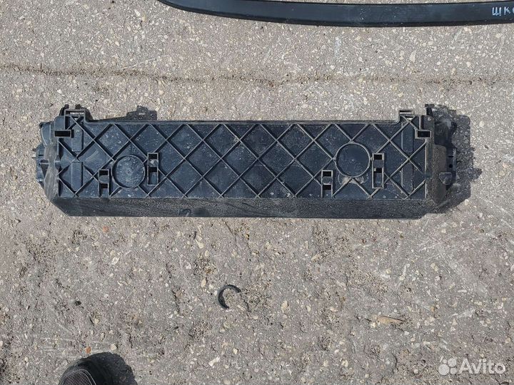 Кронштейн радиатора нижний bmw x 5 E 70