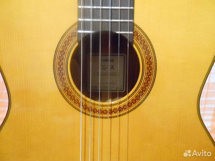 Гитара Yamaha новая, классика