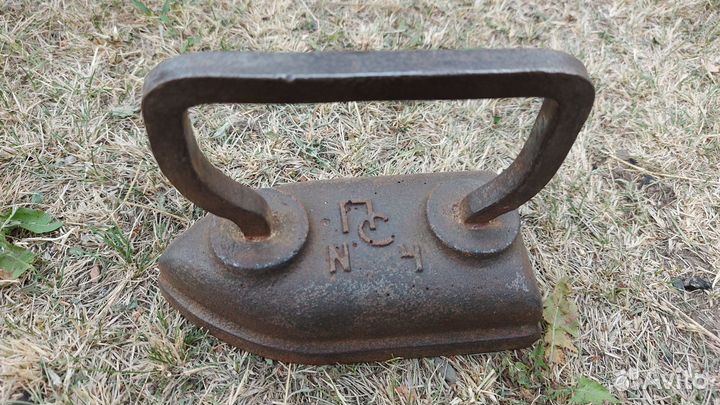 Два старинных утюга