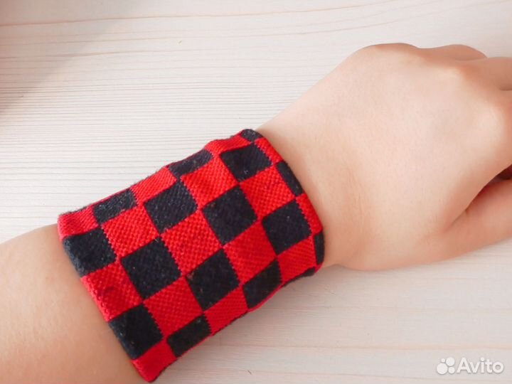 Напульсники в клетку