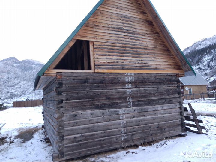 Сруб дома из бревна