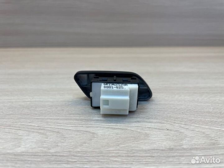 Кнопка блокировки дверей Volkswagen Polo