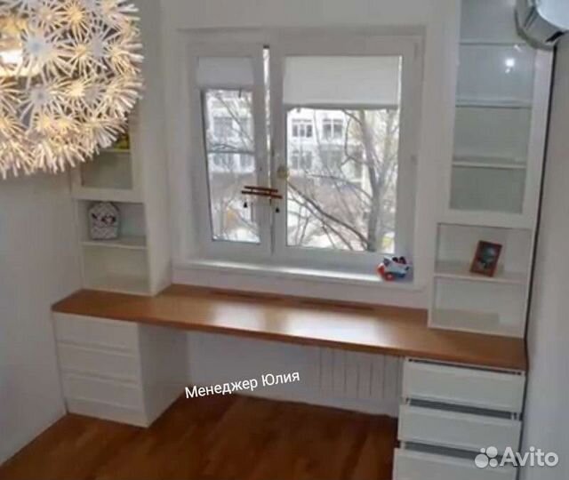 Стол вдоль окна