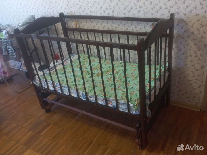 Детская кроватка с маятником